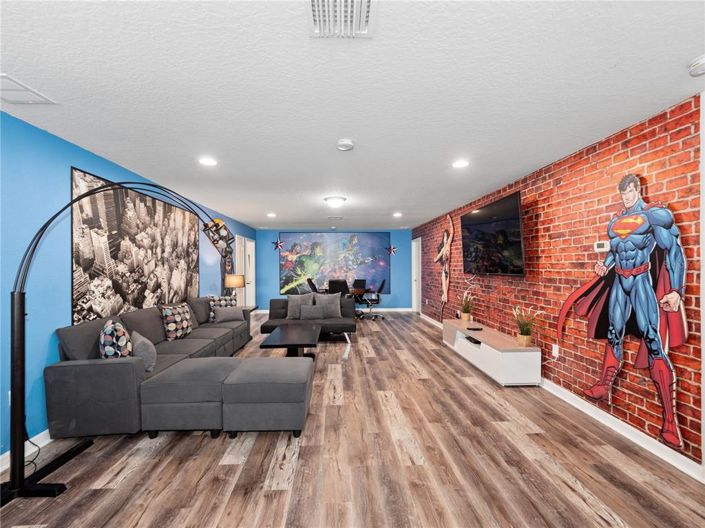 Image No.14-8 Bed Property for sale