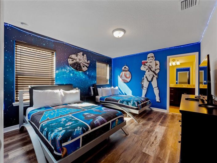 Image No.9-8 Bed Property for sale