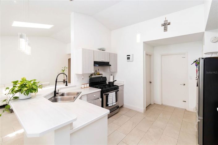 Image No.12-5 Bed Property for sale