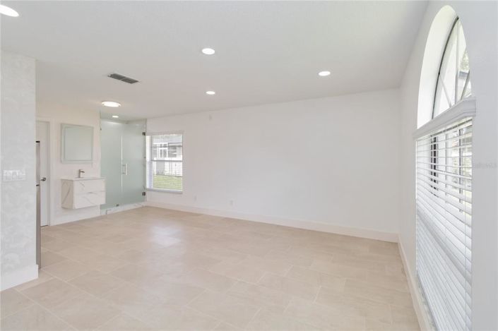 Image No.20-5 Bed Property for sale