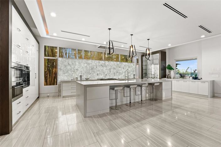 Image No.10-4 Bed Property for sale