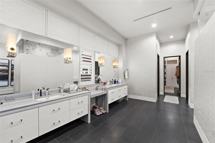 Image No.14-4 Bed Property for sale