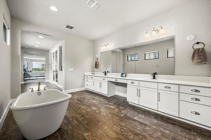 Image No.28-4 Bed Property for sale