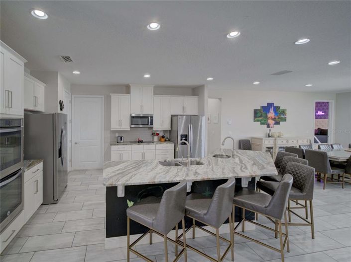 Image No.8-11 Bed Property for sale