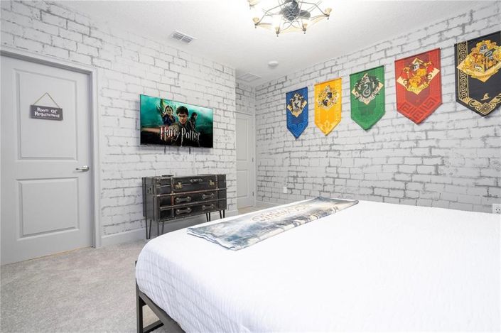 Image No.72-11 Bed Property for sale