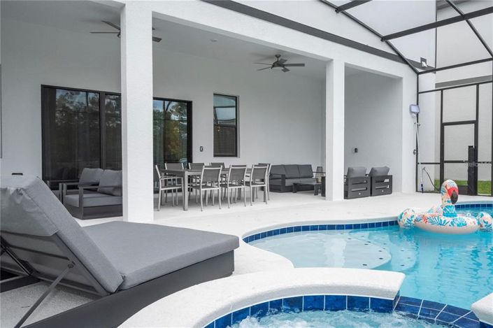 Image No.8-11 Bed Property for sale