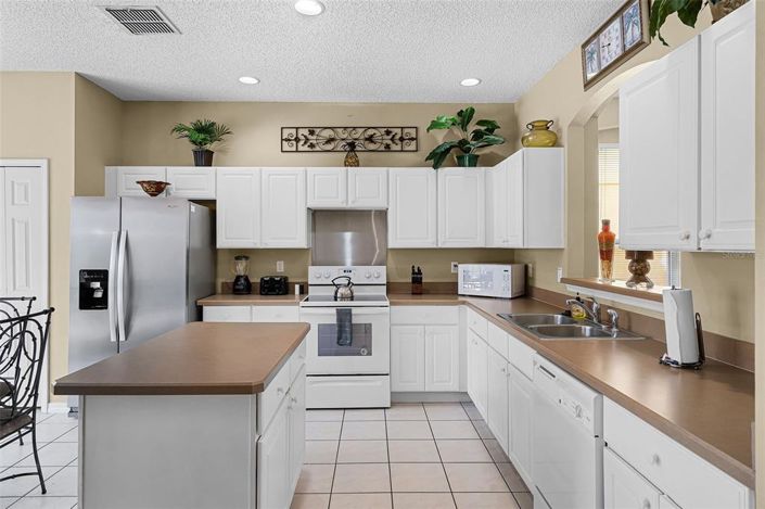 Image No.8-6 Bed Property for sale