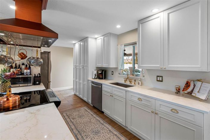 Image No.10-2 Bed Property for sale