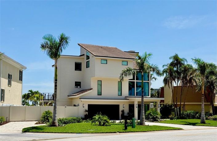 Image No.1-4 Bed Property for sale
