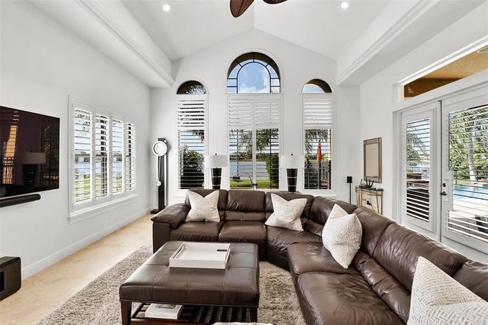 Image No.76-4 Bed Property for sale