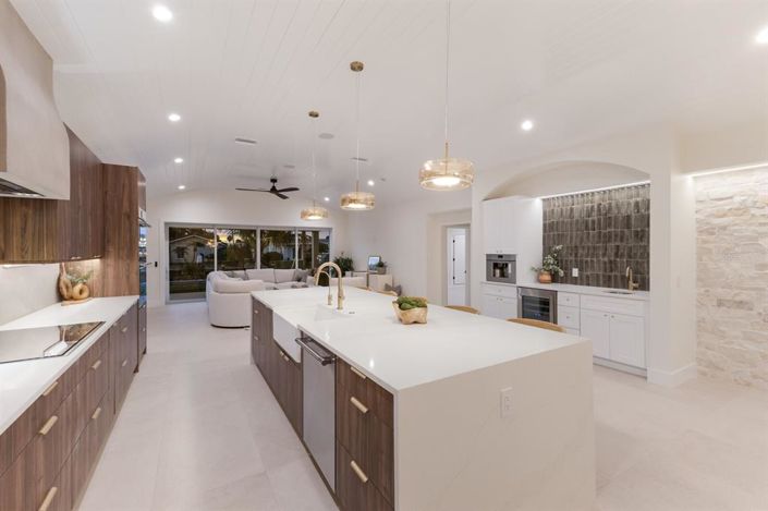 Image No.12-4 Bed Property for sale