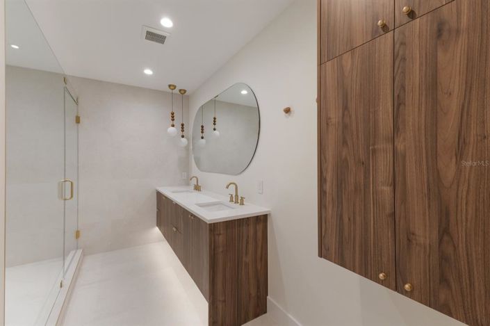 Image No.28-4 Bed Property for sale