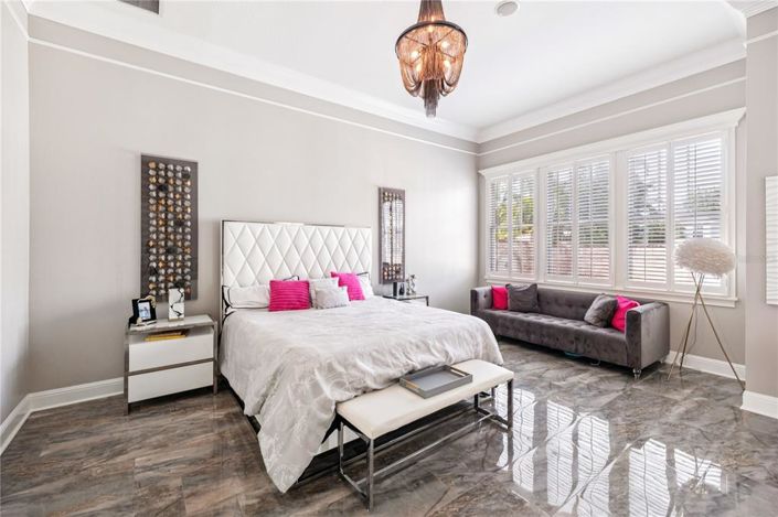 Image No.17-6 Bed Property for sale