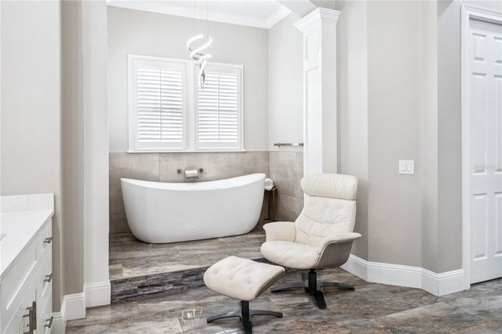 Image No.20-6 Bed Property for sale