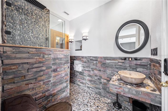 Image No.37-6 Bed Property for sale