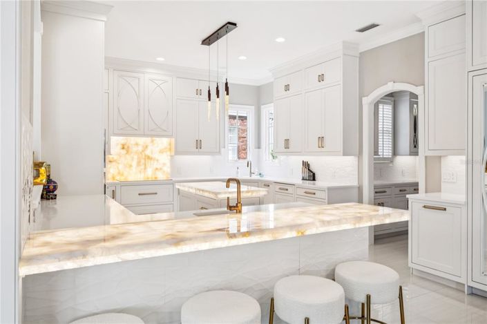 Image No.9-6 Bed Property for sale