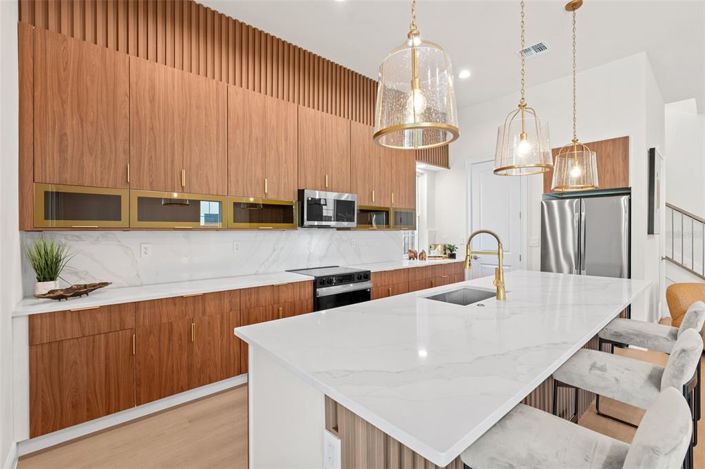 Image No.20-5 Bed Property for sale