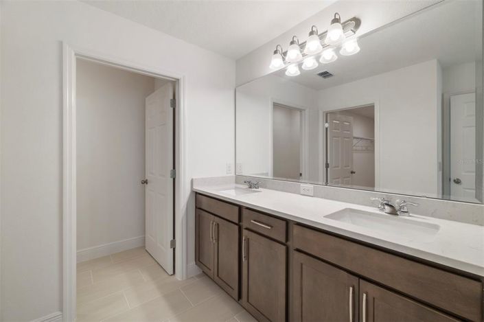 Image No.11-6 Bed Property for sale