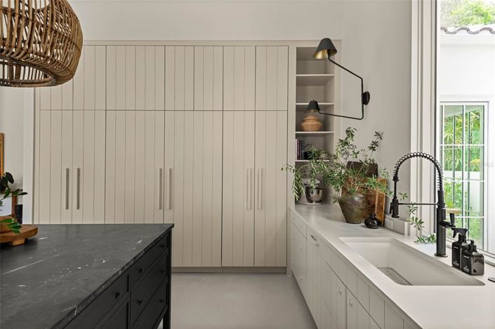 Image No.19-4 Bed Property for sale