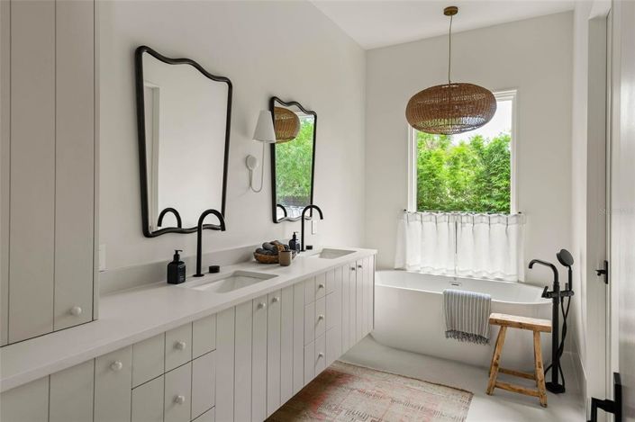 Image No.30-4 Bed Property for sale