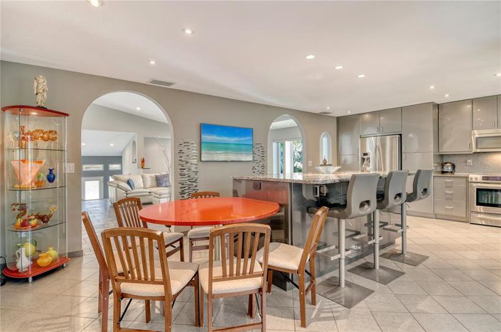 Image No.10-2 Bed Property for sale