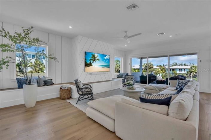 Image No.24-5 Bed Property for sale