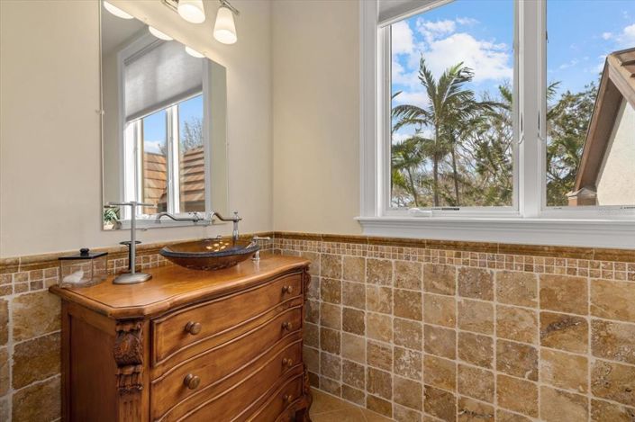 Image No.60-6 Bed Property for sale