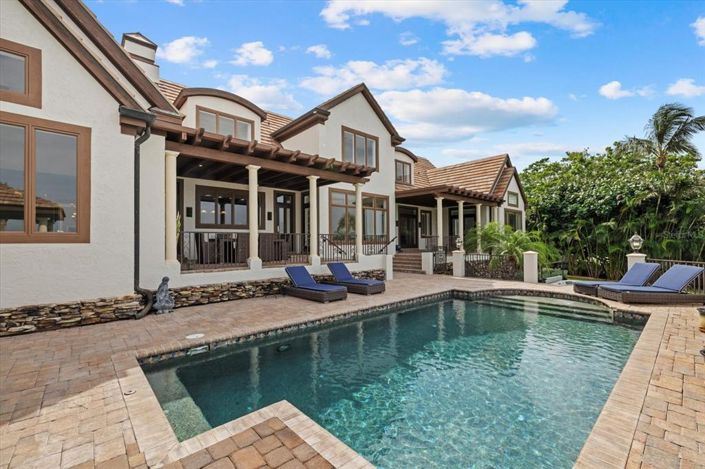 Image No.69-6 Bed Property for sale