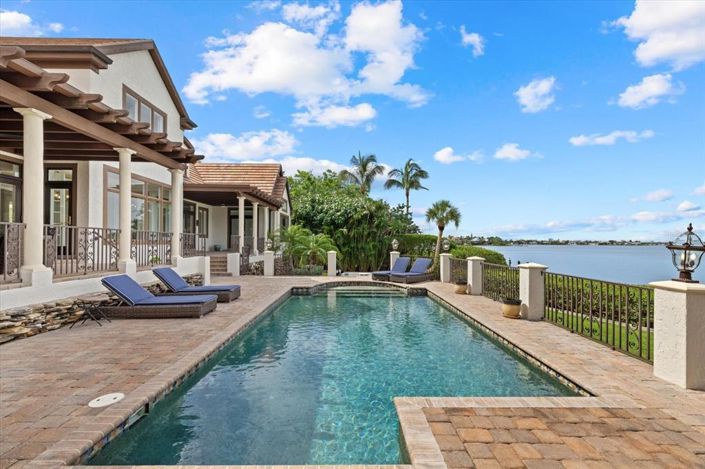 Image No.72-6 Bed Property for sale