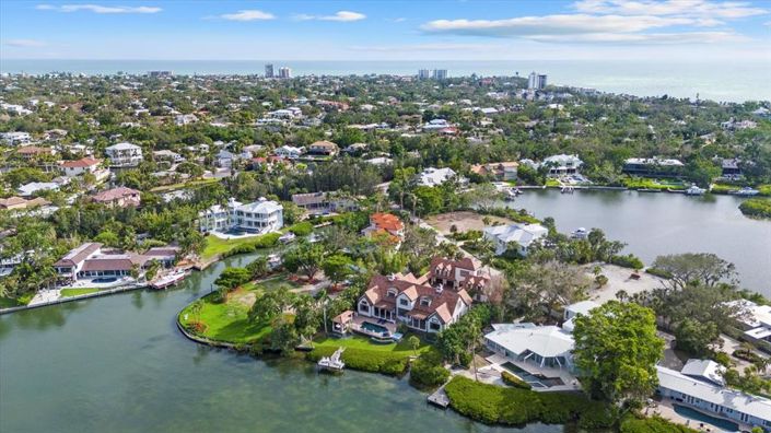 Image No.8-6 Bed Property for sale