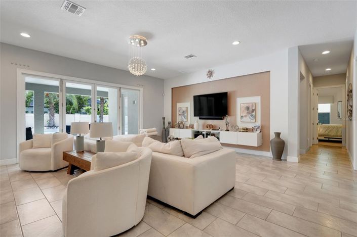 Image No.15-6 Bed Property for sale