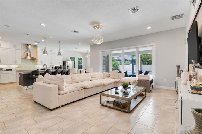 Image No.17-6 Bed Property for sale