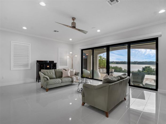 Image No.10-6 Bed Property for sale