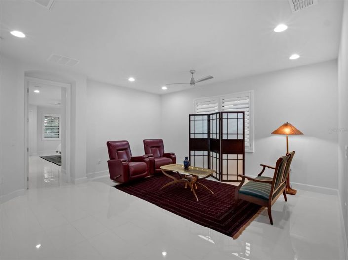 Image No.25-6 Bed Property for sale