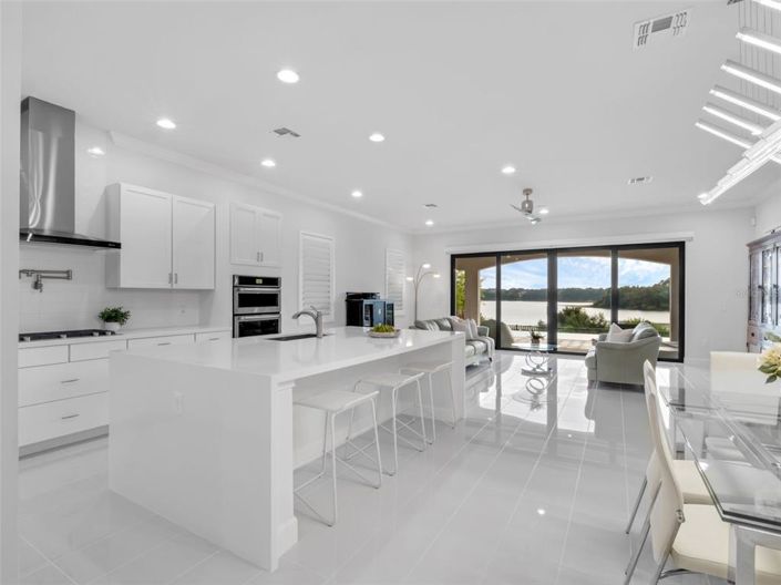 Image No.5-6 Bed Property for sale