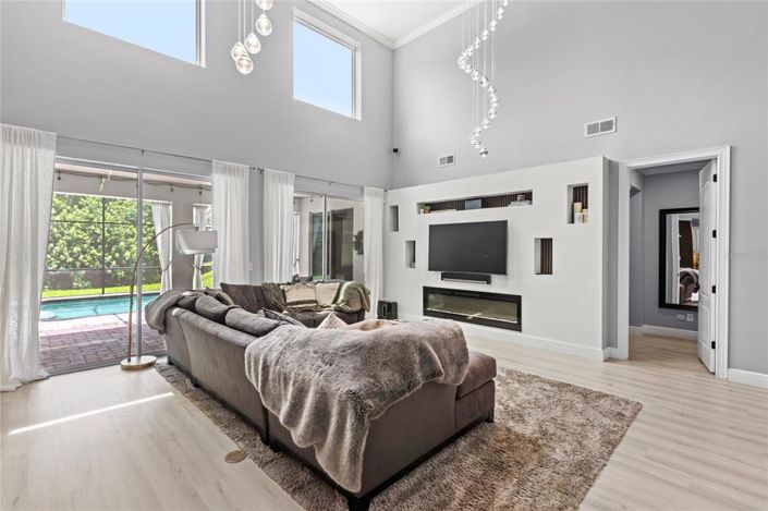 Image No.10-6 Bed Property for sale