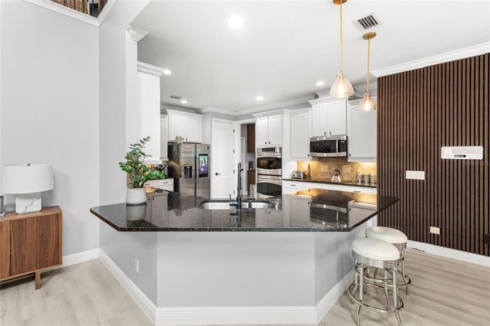 Image No.12-6 Bed Property for sale