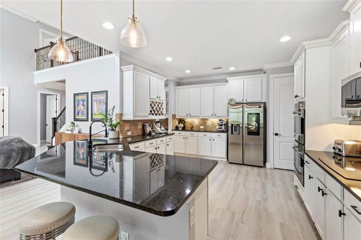 Image No.15-6 Bed Property for sale