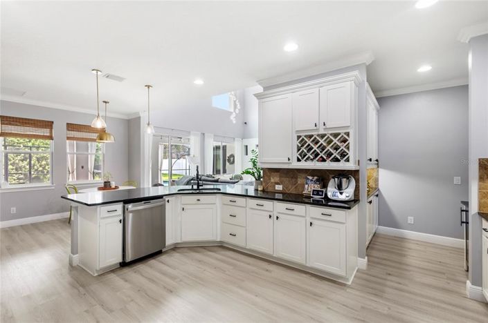 Image No.18-6 Bed Property for sale