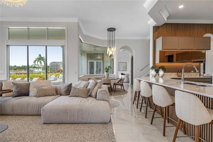 Image No.12-6 Bed Property for sale