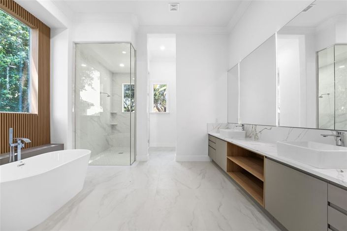 Image No.23-6 Bed Property for sale