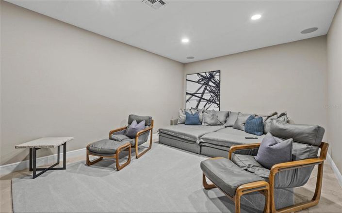 Image No.16-7 Bed Property for sale