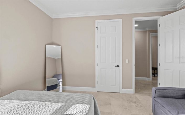 Image No.20-7 Bed Property for sale