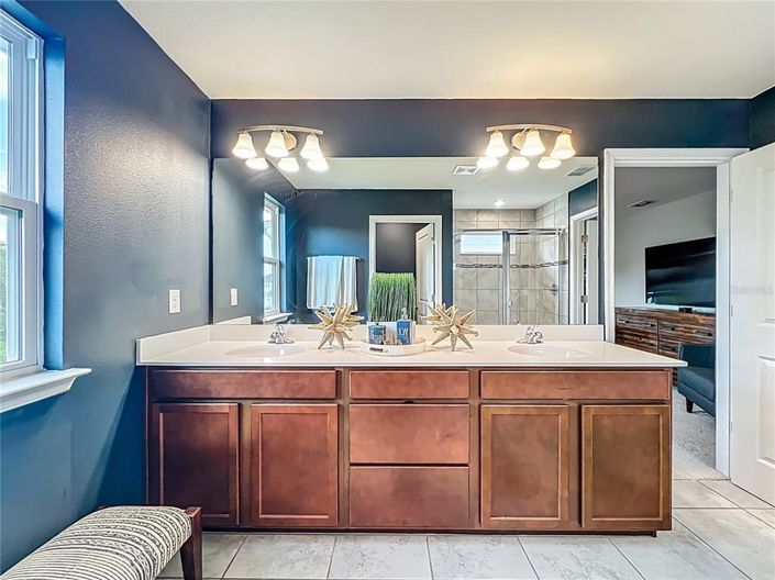 Image No.50-5 Bed Property for sale