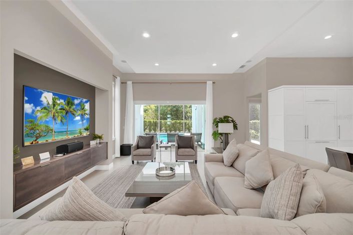 Image No.5-5 Bed Property for sale