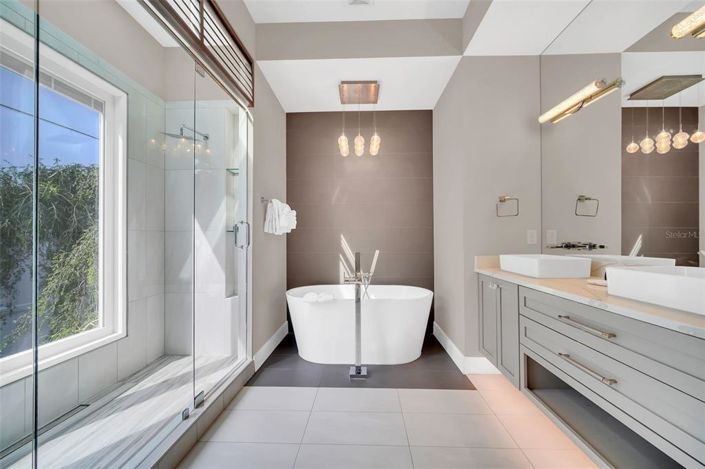 Image No.66-5 Bed Property for sale