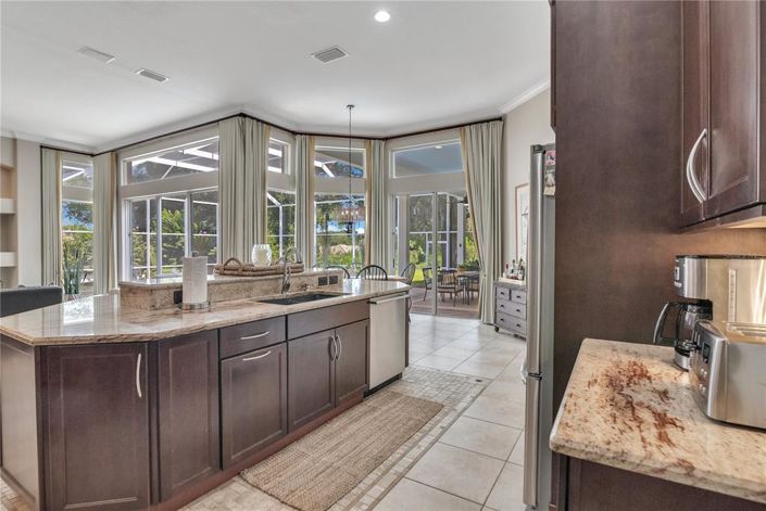 Image No.12-4 Bed Property for sale