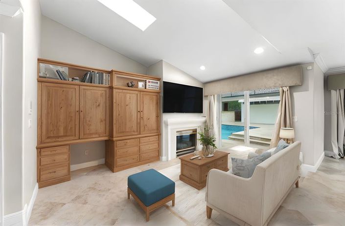 Image No.10-6 Bed Property for sale