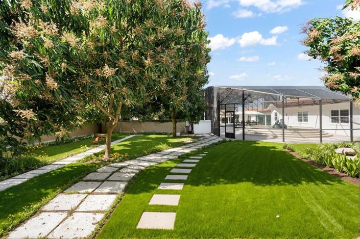 Image No.29-6 Bed Property for sale