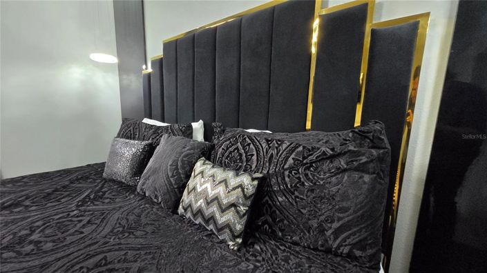 Image No.28-5 Bed Townhouse for sale